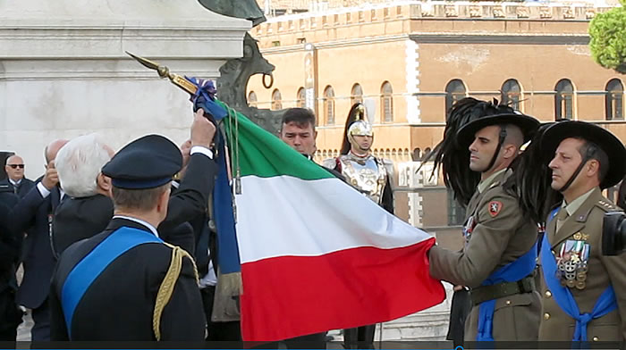 Il Presidente Mattarella conferisce la medaglia alla bandierax700